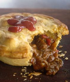 Curry piesssss!  Freezer tip: don't cook the pastry dough before freezing! Beef Pie Recipe, Savory Pie Crust, Mushroom Bacon, Bacon Pie, Meat Pie Recipe, Savory Pies Recipes, Beef Pies, Meat Pies, Pies Maker