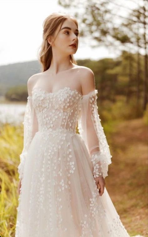 Wedding Dress For Small Chest, Wedding Dresses For Small Chest, Gown Aesthetic, Aurora Wedding, Wedding Gown Simple Elegant, Plan Wedding, Wedding Gown Simple, Wedding Dresses Whimsical, Train Dress