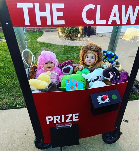 Costumes With Strollers, The Claw Halloween Costume, Diy Halloween Wagon Ideas, Twin Costume Ideas Baby, Claw Machine Halloween Costume, Halloween Costume With Stroller, Family Halloween Costumes Funny, Diy Wagon Halloween Costume, Baby Wagon Halloween Costume