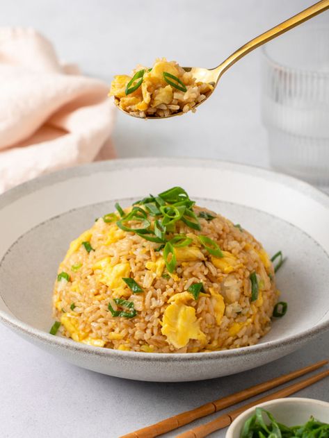 EASY 15 minute Egg Fried Rice – Takes Two Eggs Fried Rice Low Calorie, Easy Egg Fried Rice, Chinese Egg Fried Rice, Breakfast Fried Rice, Egg Fried Rice Recipe, Fried Rice Dishes, Rice Egg, Char Siu Pork, Chinese Egg