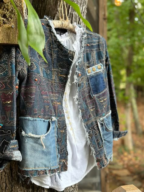 Artisanats Denim, Short Denim Jacket, Ropa Upcycling, Lightweight Jeans, Upcycle Clothes Diy, Altered Clothing, Denim Projects, Repurposed Clothing, Denim Quilt