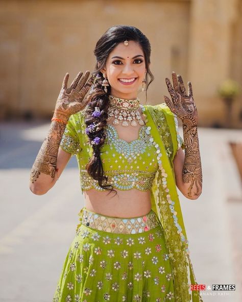 Lime Green Is Taking Over The Mehendi & How! Choti Hairstyle For Lehenga, Green Mehendi Outfits For Bride, Green Mehndi Outfit, Mehndi Look For Bride, Haldi Hairstyle, Mehndi Lehenga, Floral Hairstyles, Haldi Saree, Lime Green Outfits