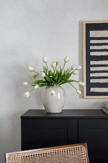 the best faux tulips that look real! Faux Tulips, Minimalist Home Office, Artificial Tulips, Minimalist Room, Diy Home Decor Bedroom, Minimal Decor, Minimalist Interior Design, Diy Home Decor On A Budget, Diy Home Decor Easy