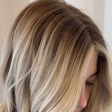 Shadow Root Beige Blonde, Full Highlight Shadow Root, Drop Root Blonde Highlights, Blond Highlights With Shadow Root, Blonde Natural Roots, Dimensional Blonde Shadow Root, Blonde Highlights Close To Root, Natural Blonde Shadow Root, Blonde Hair With Shadow Roots And Lowlights