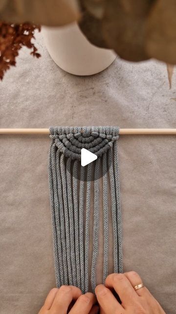 Ellav • Macramé on Instagram: "Patrón nudo festón doble realizando un semicirculo.  . . .  #mujeres #manualidades #diymacrame #patron #macrameprincipiantes #tapiz #CreaciónConsciente #macrame #tutorial" Makramee Diy, Macrame Tutorial, July 31, Macrame, Weaving, Crochet, On Instagram, Instagram, Macramé