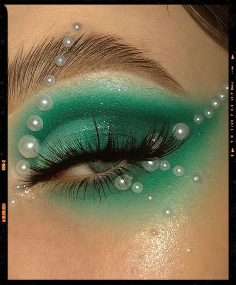 Rainbow Mermaid Makeup, Green Mermaid Eye Makeup, Bubbles Eye Makeup, Mermaid Looks Make Up, Green Siren Makeup, Sea Turtle Makeup, Green Pearl Makeup, Mermaid Makeup Purple, Sea Themed Makeup