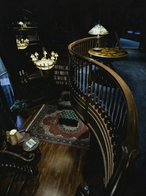 𝘵𝘩𝘦 𝘳𝘢𝘷𝘦𝘯𝘤𝘭𝘢𝘸 𝘤𝘰𝘮𝘮𝘰𝘯 𝘳𝘰𝘰𝘮 Slytherin Dorm Room, Ravenclaw Room, Hogwarts Common Rooms, Ravenclaw Common Room, Ravenclaw Aesthetic, Ancient Houses, Creepy Houses, Common Room, Harry Potter Aesthetic