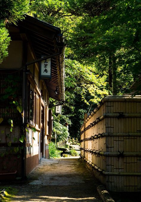 Cozy Nature, House Cozy, Japan Traditional House, Kanazawa Japan, Japanese Village, Japan Architecture, Street House, Japan Trip, Kanazawa