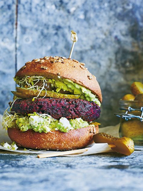 beetroot quinoa burgers with avocado smash Beet Burgers, Avocado Smash, Grilled Beets, Beetroot Burgers, Beet Burger, Quinoa Burgers, Veggie Burgers Recipe, God Mat, Healthy Lunch Recipes