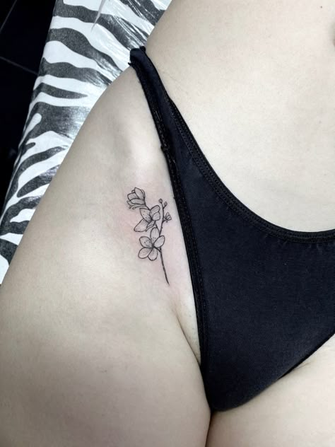 Tatuajes En La Pelvis Mujeres, Hina Tattoo, Rose Chest Tattoo, Pelvic Tattoos, Scroll Tattoos, Woman With Tattoos, Private Tattoos, Tattoo Time, Female Tattoos