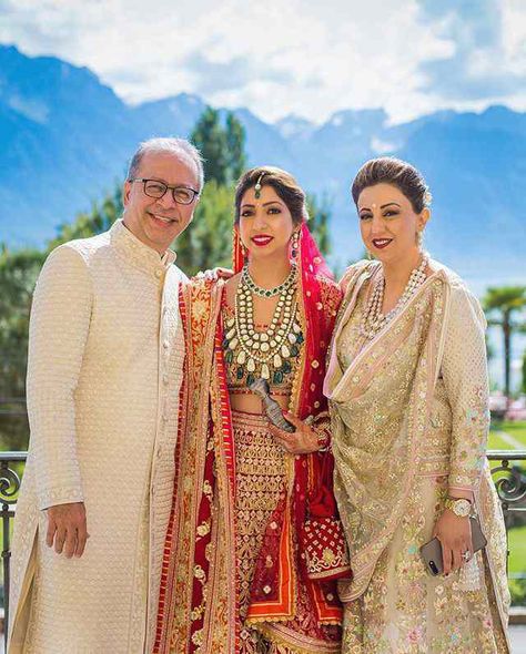 Indian Wedding Fashion Guide - The Best Mother Of The Bride Outfits We Spotted ! - Witty Vows Father Of The Bride Attire, Groom Indian Wedding Outfits, Brides Mom Dress, Wedding Outfits Indian, Father Of The Bride Outfit, Designer Bridal Lehenga Choli, Bride Attire, Indian Wedding Fashion, Brides Mom