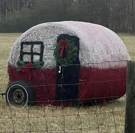 Hay Roll Decorating Ideas, Hay Bales Christmas Decor, Hay Bale Christmas Decor, Christmas Hay Bale Ideas, Christmas Hayride, Christmas Hay Bale, Hay Bale Christmas, Hay Bale Decor, Painted Hay Bales