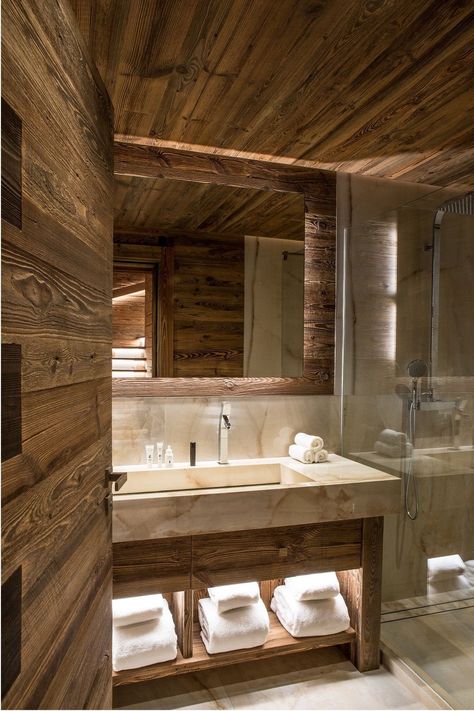 Bathroom Mountain Decor, Chalet Bathroom Luxury, Mountain Chalet Bathroom, Ski Lodge Bathroom, Modern Bathroom With Wood, French Ski Chalet, Ski Chalet Bathroom, Ski Chalet Bedroom, Ski House Bathroom