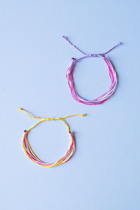 See how to create friendship bracelets using nothing more than cord. They are basic and easy to make, great for teens and tweens to make together or for handmade gifts! #friendshipbracelets #bracelet #jewelry #jewelrymaking #diybracelet #jewelrymakingtutorial #tweensandteens #handmadegifts #craftgossip How To Make String Bracelets, How To Make Friendship Bracelets, Pura Vida Bracelets Diy, Bracelets String, Bracelets With String, String Friendship Bracelets, Diy Bracelets With String, Diy Friendship Bracelets, Friendship Bracelets Tutorial