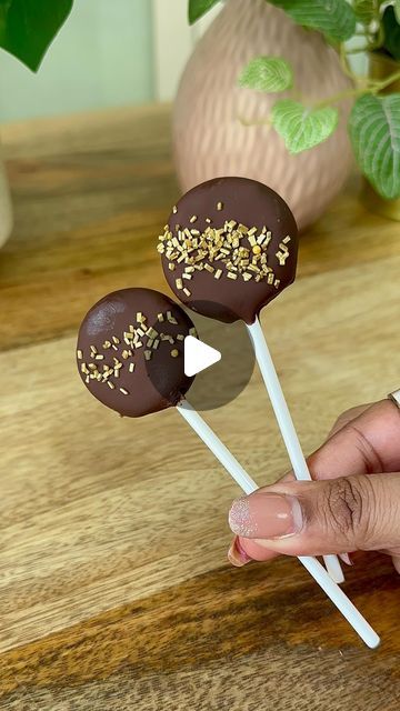 Chocolate Lollipops Ideas, Healthy Lollipops, Cake Lollipops, Lollipop Chocolate, Lollipop Recipe, Marie Biscuit, Lollipop Cake, Chocolate Lollipop, Granola Recipe Bars