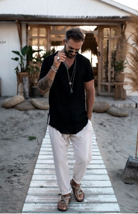 Boho Men Style, Spiritual Style, Mexican Boho, Boho Men, Outfits Hombre, Linen Tshirts, Boho Chic Outfits, Simple Outfit, Chic Outfit