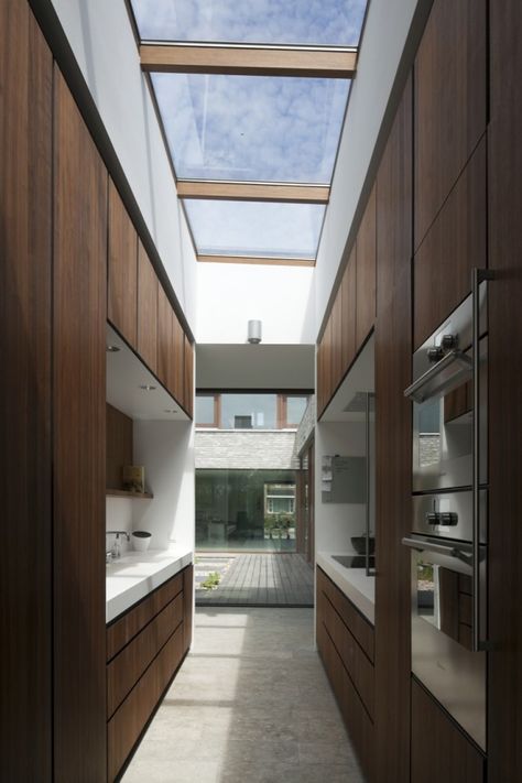 Villa Hendrikx / 70 F Architecture Kitchen Interior Luxury, Kitchen Pantry Cupboard, Corridor Kitchen, Modern Pantry, Narrow Kitchen, Pantry Cupboard, Contemporary Villa, Smitten Kitchen, Butler's Pantry