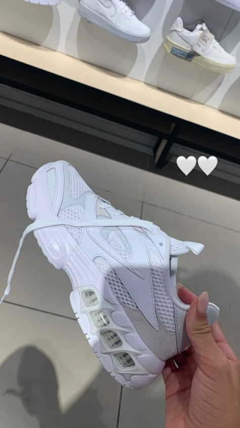 Nike Zoom Air Fire, Neutral Color Shoes, Nike Zoom Air, Looks Hip Hop, Nike Shoes Girls, White Nike Shoes, Layered Style, Trendy Shoes Sneakers, Pretty Shoes Sneakers