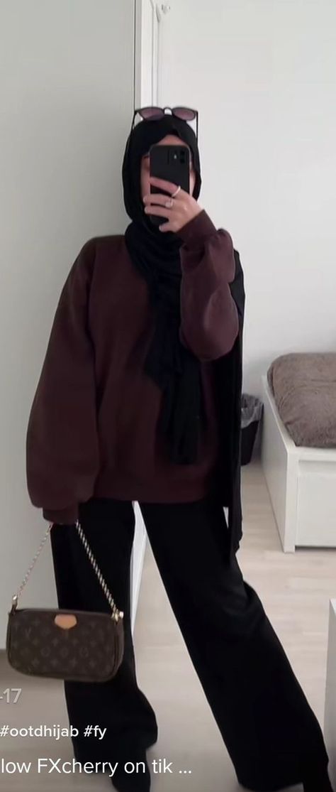 Fall Outfits For School Hijab, Hijab With Black Outfit, Hijab Fashion University, Comfy Hijabi Outfits, Hijab Fashion Autumn, Hijabi Rainy Day Outfit, Hijab Outfit For Winter, Minimal Hijab Outfit, Hijab Combinations Outfit Ideas