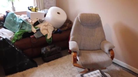 A MUM has revealed how she completely transformed the living room of her council house using Facebook freebies. Faye Jay, who often shares her money-saving tips on her YouTube channel, described her old living room as ‘gross’ and was desperate to give it an update on a budget. Speaking on the video, she said: “We’re […] Old Living Room, Council House, Life On A Budget, Simple Diy Projects, Lounge Suites, Statement Furniture, Old Room, Home Makeovers, Cheap Furniture