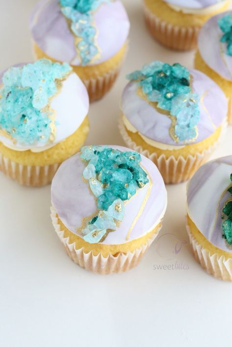 2016 Cake Trends Mash-Up: Marble fondant, geodes, and metallics! These cupcake toppers make a stunning Combination of recent trends!  Artist: Sadra Sarfraz of Sweet Bites  https://www.facebook.com/SweetBitesBC/posts/1224878327540531:0 Crystal Cupcakes, Geode Cake Wedding, Geode Wedding, Unique Cupcakes, Geode Cake, Crystal Cake, Cake Trends, Cake Inspiration, Cupcakes Decoration