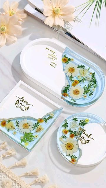 Resin And Concrete, Resins Ideas, Resin Tray Ideas, Diy Resin Flowers, Diy Resin Tray, Resin Trays, Easy Crafts To Sell, Diy Plaster, Resin Crafts Tutorial