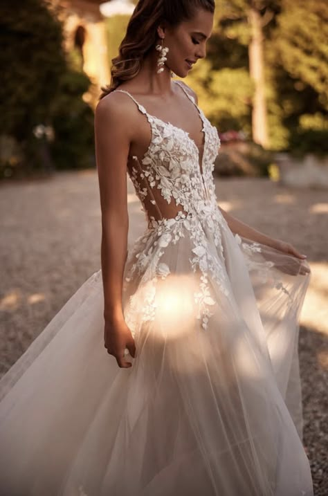 Floral Embroidered Wedding Dress Princess, White Lace Wedding Corset, Floral Embroidered Wedding Corset Dress, Coquette Wedding Dress With Corset Back, Wedding Fairy Dress With Floral Applique, Couture Bridal Gowns, Exquisite Gowns, Evening Dresses Short, Affordable Wedding Dresses