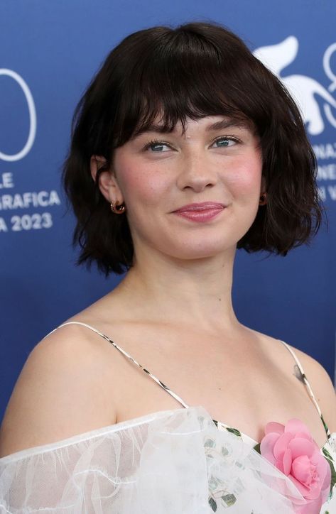 Short Mullet, Cailee Spaeny, Round Face Makeup, Iron Man Suit, Goth Women, Hollywood Actress, Short Haircut, Round Face, True Beauty