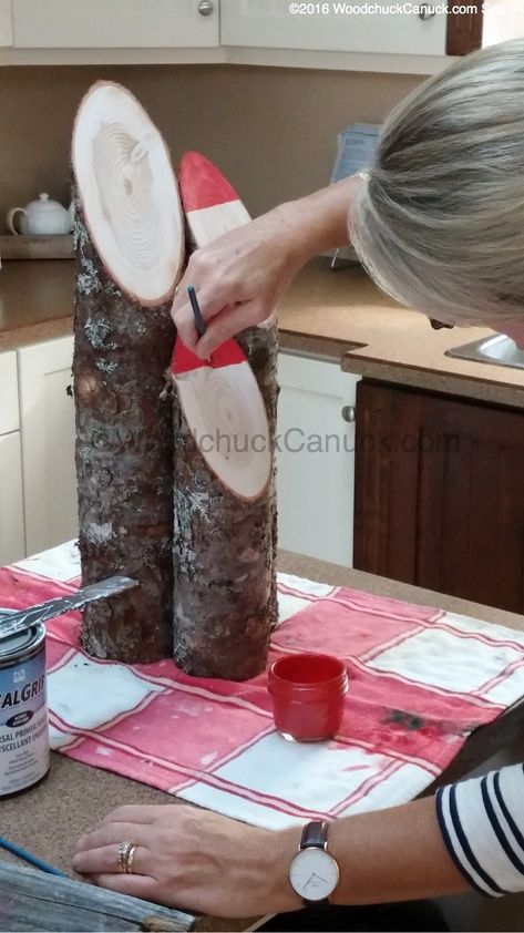 Sliced Log Crafts, Santa Logs Craft Ideas, Santa Wood Crafts, Log Decor Ideas, Log Santa, Tree Stump Centerpiece, 2024 God, Diy Christmas Ornaments Rustic, Diy Christmas Reindeer