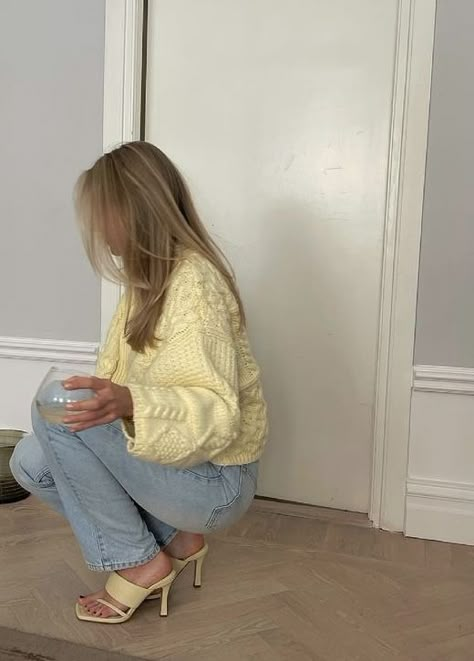 Looks Jeans, Estilo Indie, Mode Crochet, Skandinavian Fashion, Pastel Outfit, Yellow Outfit, Spring Fits, Mode Inspo, Autumn Outfits