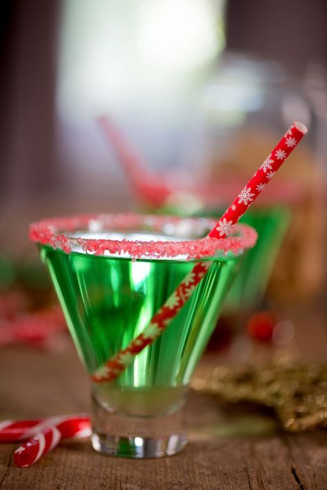 Perfectly Pepperminty Cocktail Recipe (made with creme de menthe and peppermint schnapps - YUM) Christmas Cocktails Easy, Appetizer Table, Coctails Recipes, Christmas Cocktail Party, Berry Tea, Malibu Rum, Christmas Party Themes, Cheese Party, Rum Cocktails