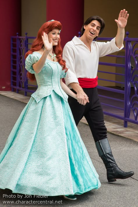 Arial And Prince Eric Costume, Disney Princess And Prince Costumes, Ariel E Eric, Ariel And Prince Eric Costume, Princess And Prince Costumes Couples, Ariel Disneyland, Prince Eric Costume, Principe Eric, Eric And Ariel