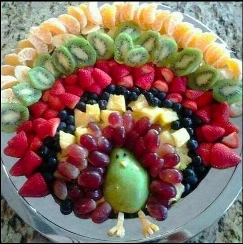 Turkey Fruit Platter, Fruit Turkey, Thanksgiving Fruit, Vegan Turkey, Thanksgiving Treats, Veggie Tray, Thanksgiving Appetizers, Snacks Für Party, Thanksgiving Feast