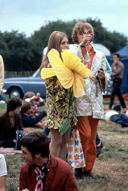 393 English Hippies 1960s Photos and Premium High Res Pictures - Getty Images 60s Festival, Flower Child Hair, Flower Child Hippie, Hippies 1960s, 1960s Hippie, Flower Power Hippie, Woodstock 1969, 60s Hippie, Woodstock Festival