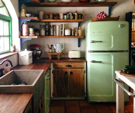 Retro Kitchen Ideas Vintage, Living Room Door, Decor Ikea, Homes Interior, Decor Shabby Chic, Barn Homes, Remodel Bathroom, Pole Barn, Easy Home Decor