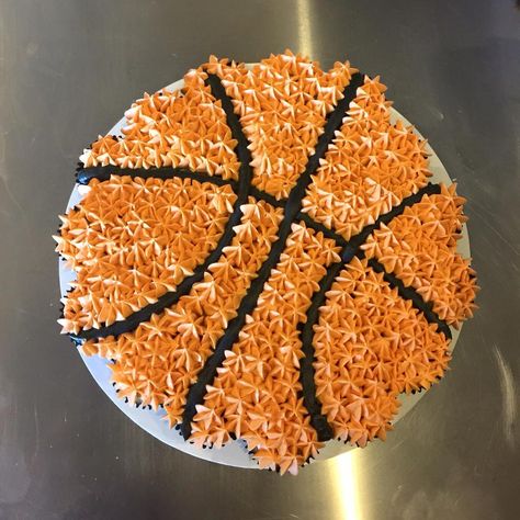 For the basketball fans, a sporty pull apart cake! Basketball Treats, Ball Cupcakes, Basketball Cupcakes, Ideas Cupcakes, Pull Apart Cupcake Cake, Pull Apart Cake, Cake Pulls, Basketball Birthday Parties, Basketball Cake