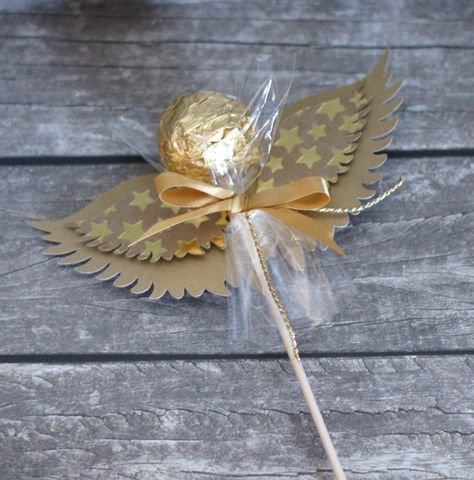 Irgendwo im Internet hatte ich eine ähnliche Idee gesehen, allerdings mit einem Teelicht. Das war mir zu "kopflastig", aber die Idee an sich fand ich genial. Also rumgetüftelt, umgewandelt und da i... Ferrero Rocher Gift, Diy Angels, Angel Theme, Anniversaire Harry Potter, Communion Party, Angel Crafts, Candy Crafts, Baptism Party, בר מצווה