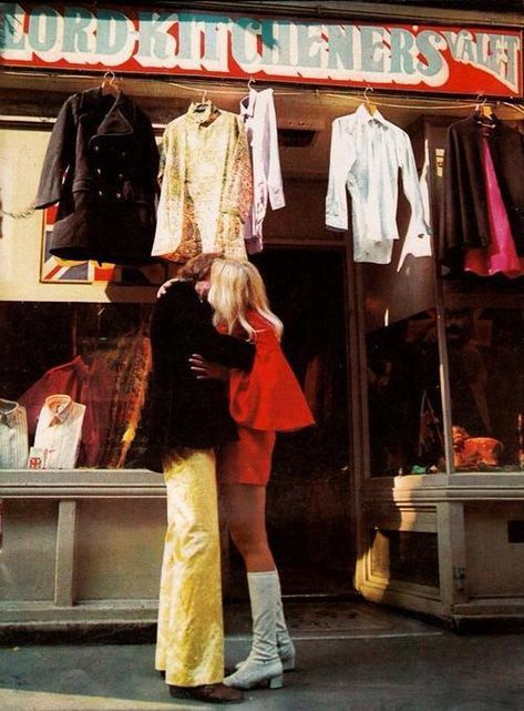 Zodiac Photography, Carnaby Street 60s, A Couple Kissing, 1960s London, 60s Aesthetic, Room Collage, Carnaby Street, 60s 70s Fashion, Swinging London