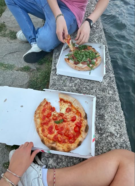 aesthetic instagram story | pizza | cute couple | date | food picture Couple Food Date, Food Freedom Aesthetic, Couple Eating Together Aesthetic, Food Date Aesthetic, Cute Aesthetic Couple, Dating Sirius Black, Instagram Story Food, Pizza Couples, Food Relationship