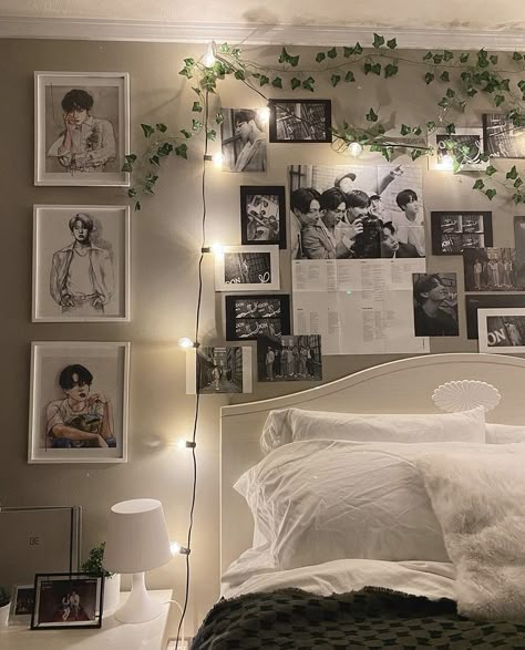 Room Ideas Aesthetic Anime And Kpop, Cozy Kpop Room, K Pop Inspired Room, Kpop Inspired Room Decor, K Pop Bedroom Aesthetic, Minimalistic Kpop Room, Kpop Aesthetic Bedroom, Kpop Room Aesthetic Minimalist, Kpop Room Minimalist