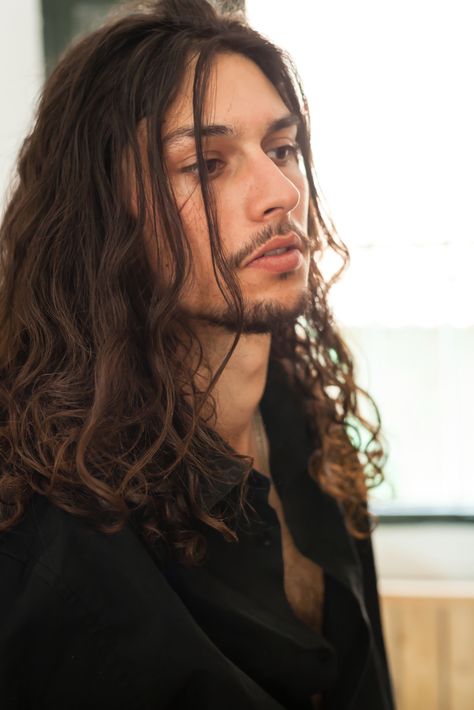 This handsome hispanic male model is making the mens long haired look work for me! Long Curly Black Hair Men, Nonbinary Long Hair, Men Embracing, Long Hairstyles For Men, Man Smiling, Surfer Hair, Hispanic Men, Spanish Men, Hairstyle Men