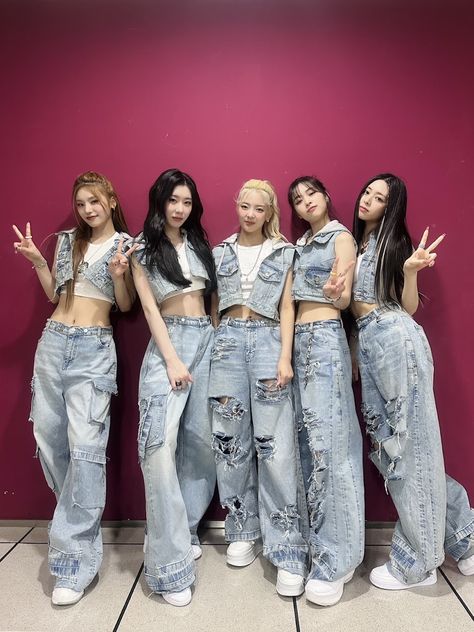 Dance Crew Outfits, Kpop Concert Outfit, Preformance Outfits, Trendy Pants, Concert Fits, Couple Outfits, Kpop Fashion Outfits, Girl Bands, Performance Outfit