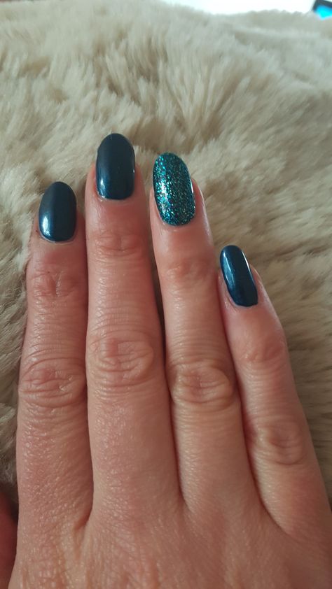 Peacock Color Nail Designs, Peacock Blue Nail Designs, Peacock Blue Nails, Peacock Nail Designs, Sparkly French Tips, Shellac Colours, Peacock Plume, Peacock Nails, Blue Nail Art Designs