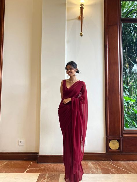 Saree Silk Classy, Red Saari Aesthetic, Indian Wedding Outfits Simple, Wine Red Saree For Farewell Party, Red Farewell Saree, Simple Lehenga Ideas, Wine Colour Saree For Farewell, Best Saree Look For Farewell, College Saree Look