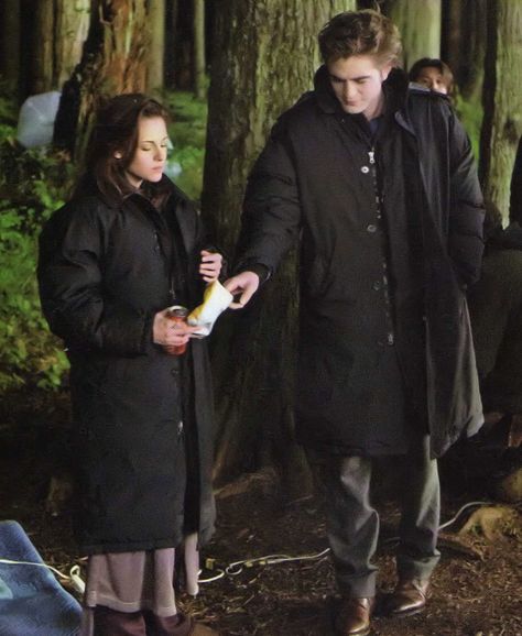 Kristen Stewart & Rob Pattinson -- behind the scenes of 'New Moon' sharing chips Ian E Nina, Kristen And Robert, Twilight Saga Series, Robert Pattinson Twilight, Twilight Cast, Robert Pattinson And Kristen, Twilight Photos, Twilight Film, Twilight New Moon