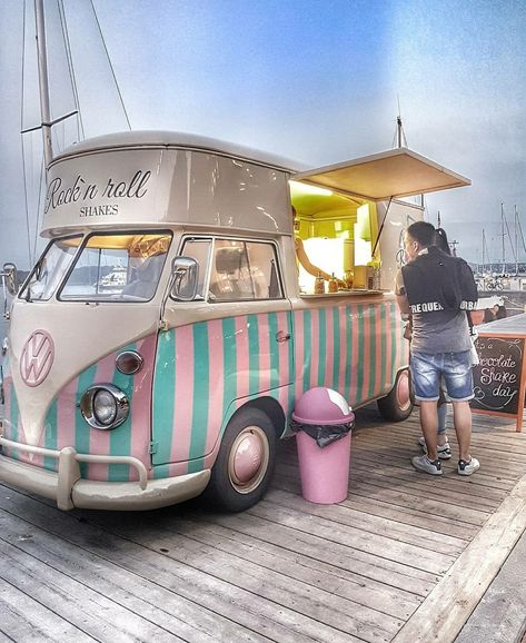 Kombi Food Truck, Beer Truck, Coffee Trailer, Vw Ideas, Coffee Van, Food Truck Business, Volkswagen Van, Campervan Life, Ice Cream Van