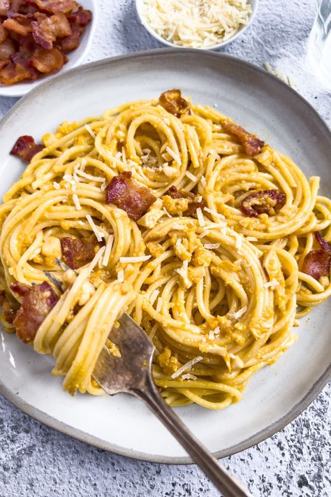 Salted Egg Pasta, Fusion Pasta, Parmesan Pasta Sauce, Egg Pasta Recipe, Pasta With Bacon, Salted Egg Yolk, Creamy Eggs, Fusion Restaurant, Egg Pasta