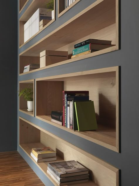 To make the built-in bookshelves on this deep grey wall stand out, the shelves were lined with wood to add a natural touch in the office interior. #shelving #BuiltInShelving #WoodLinedShelving #WoodLinedBookshelf Interior Vintage, Regal Design, Bookshelf Design, Built In Bookcase, Design Del Prodotto, Natural Home Decor, Built In Shelves, Shelf Design, Decor Minimalist