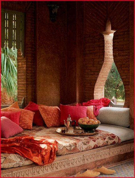 . Middle Eastern outdoor daybed corner Dekorasi Maroko, Casa Hobbit, Moroccan Room, Interior Boho, Moroccan Living Room, Set Decoration, Moroccan Interiors, Bohol, Moroccan Design