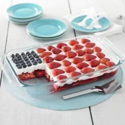 This all-American flag cake is delicious and easy to assemble. A pound cake and gelatin base is frosted with whipped topping and decorated with blueberries and strawberries. Flag Jello, Flag Cheesecake, Flag Cake Recipe, Red White And Blue Cake, Jojo Babie, Jello Cake, Flag Cake, July Recipes, 4th Of July Desserts